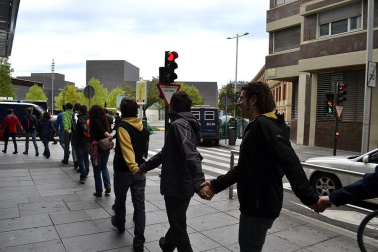 Miles de personas han secundado la huelga convocada por los sindicatos ELA y LAB