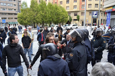 Miles de personas han secundado la huelga convocada por los sindicatos ELA y LAB
