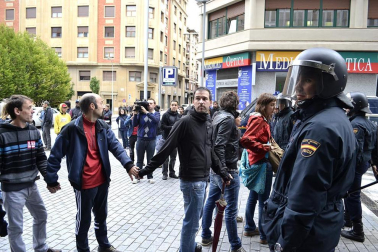 Miles de personas han secundado la huelga convocada por los sindicatos ELA y LAB