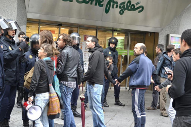 Miles de personas han secundado la huelga convocada por los sindicatos ELA y LAB