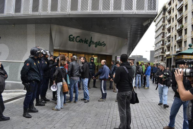 Miles de personas han secundado la huelga convocada por los sindicatos ELA y LAB