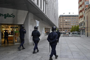Miles de personas han secundado la huelga convocada por los sindicatos ELA y LAB