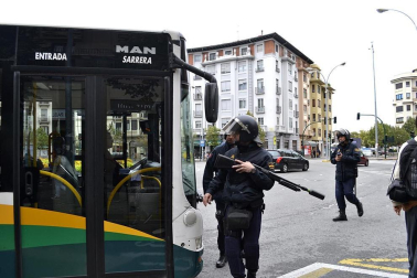 Miles de personas han secundado la huelga convocada por los sindicatos ELA y LAB