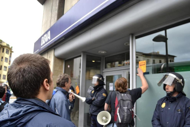 Miles de personas han secundado la huelga convocada por los sindicatos ELA y LAB