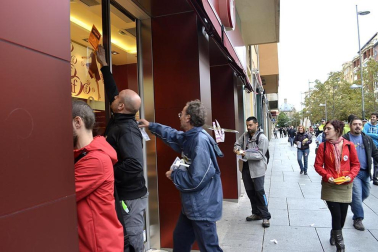 Miles de personas han secundado la huelga convocada por los sindicatos ELA y LAB