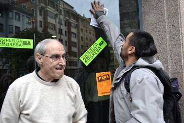 Miles de personas han secundado la huelga convocada por los sindicatos ELA y LAB