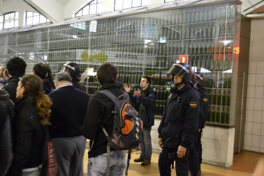 Miles de personas han secundado la huelga convocada por los sindicatos ELA y LAB