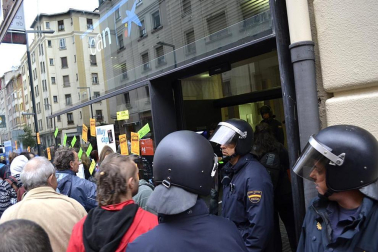 Miles de personas han secundado la huelga convocada por los sindicatos ELA y LAB