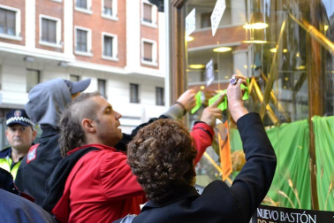 Miles de personas han secundado la huelga convocada por los sindicatos ELA y LAB