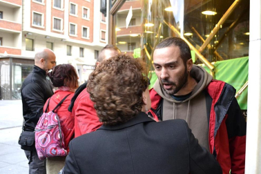 Miles de personas han secundado la huelga convocada por los sindicatos ELA y LAB