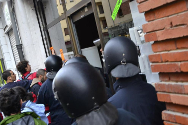 Miles de personas han secundado la huelga convocada por los sindicatos ELA y LAB