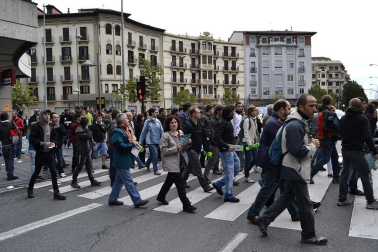 Miles de personas han secundado la huelga convocada por los sindicatos ELA y LAB
