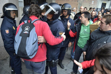 Miles de personas han secundado la huelga convocada por los sindicatos ELA y LAB