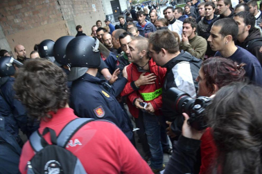 Miles de personas han secundado la huelga convocada por los sindicatos ELA y LAB