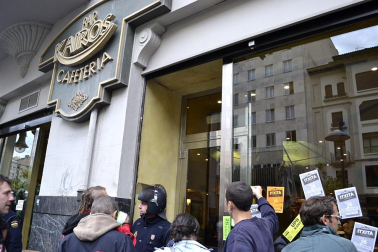 Miles de personas han secundado la huelga convocada por los sindicatos ELA y LAB