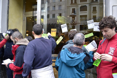 Miles de personas han secundado la huelga convocada por los sindicatos ELA y LAB