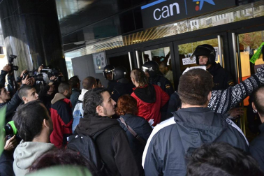 Miles de personas han secundado la huelga convocada por los sindicatos ELA y LAB