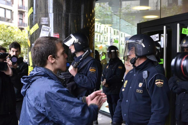 Miles de personas han secundado la huelga convocada por los sindicatos ELA y LAB