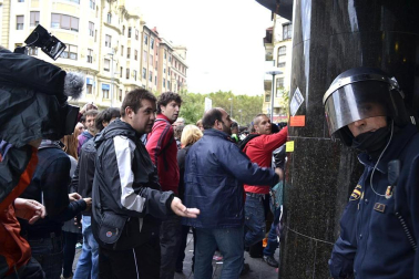 Miles de personas han secundado la huelga convocada por los sindicatos ELA y LAB