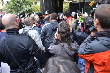 Miles de personas han secundado la huelga convocada por los sindicatos ELA y LAB
