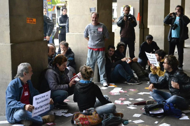 Miles de personas han secundado la huelga convocada por los sindicatos ELA y LAB