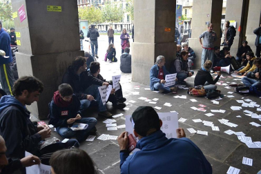 Miles de personas han secundado la huelga convocada por los sindicatos ELA y LAB