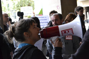 Miles de personas han secundado la huelga convocada por los sindicatos ELA y LAB