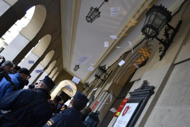 Miles de personas han secundado la huelga convocada por los sindicatos ELA y LAB