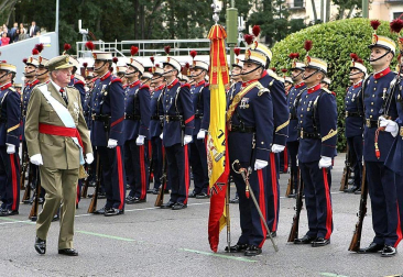 Desfile militar en Madrid con motivo de la Hispanidad