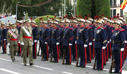 Desfile militar en Madrid con motivo de la Hispanidad