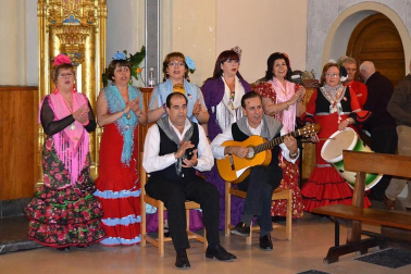 El Coro Rociero Senda Ancha dio un año más la bienvenida a la Navidad a ritmo de villancicos con su tradicional festival en la iglesia parroquial el pasado 22 de diciembre. Como prolegómeno, se celebró una misa rociera que fue amenizada por el coro organizador de esta cita. El festival tenía como objetivo recaudar ropa y juguetes para la campaña ?Yo soy solidario?, de la Fundación Cáritas.