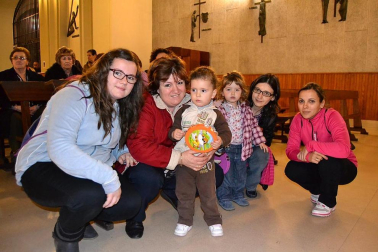 El Coro Rociero Senda Ancha dio un año más la bienvenida a la Navidad a ritmo de villancicos con su tradicional festival en la iglesia parroquial el pasado 22 de diciembre. Como prolegómeno, se celebró una misa rociera que fue amenizada por el coro organizador de esta cita. El festival tenía como objetivo recaudar ropa y juguetes para la campaña ?Yo soy solidario?, de la Fundación Cáritas.