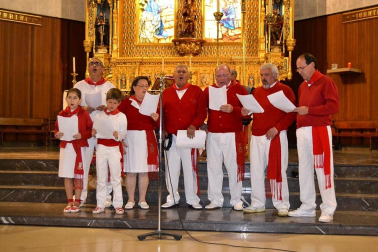 El Coro Rociero Senda Ancha dio un año más la bienvenida a la Navidad a ritmo de villancicos con su tradicional festival en la iglesia parroquial el pasado 22 de diciembre. Como prolegómeno, se celebró una misa rociera que fue amenizada por el coro organizador de esta cita. El festival tenía como objetivo recaudar ropa y juguetes para la campaña ?Yo soy solidario?, de la Fundación Cáritas.