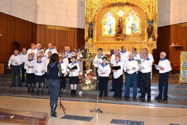 El Coro Rociero Senda Ancha dio un año más la bienvenida a la Navidad a ritmo de villancicos con su tradicional festival en la iglesia parroquial el pasado 22 de diciembre. Como prolegómeno, se celebró una misa rociera que fue amenizada por el coro organizador de esta cita. El festival tenía como objetivo recaudar ropa y juguetes para la campaña ?Yo soy solidario?, de la Fundación Cáritas.