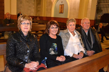 El Coro Rociero Senda Ancha dio un año más la bienvenida a la Navidad a ritmo de villancicos con su tradicional festival en la iglesia parroquial el pasado 22 de diciembre. Como prolegómeno, se celebró una misa rociera que fue amenizada por el coro organizador de esta cita. El festival tenía como objetivo recaudar ropa y juguetes para la campaña ?Yo soy solidario?, de la Fundación Cáritas.