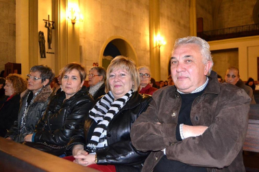 El Coro Rociero Senda Ancha dio un año más la bienvenida a la Navidad a ritmo de villancicos con su tradicional festival en la iglesia parroquial el pasado 22 de diciembre. Como prolegómeno, se celebró una misa rociera que fue amenizada por el coro organizador de esta cita. El festival tenía como objetivo recaudar ropa y juguetes para la campaña ?Yo soy solidario?, de la Fundación Cáritas.