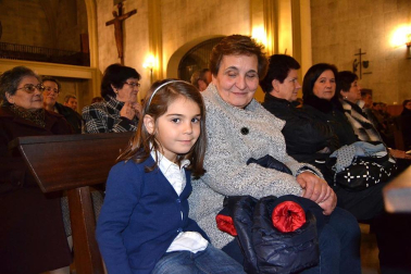 El Coro Rociero Senda Ancha dio un año más la bienvenida a la Navidad a ritmo de villancicos con su tradicional festival en la iglesia parroquial el pasado 22 de diciembre. Como prolegómeno, se celebró una misa rociera que fue amenizada por el coro organizador de esta cita. El festival tenía como objetivo recaudar ropa y juguetes para la campaña ?Yo soy solidario?, de la Fundación Cáritas.