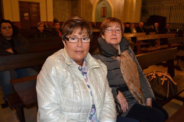 El Coro Rociero Senda Ancha dio un año más la bienvenida a la Navidad a ritmo de villancicos con su tradicional festival en la iglesia parroquial el pasado 22 de diciembre. Como prolegómeno, se celebró una misa rociera que fue amenizada por el coro organizador de esta cita. El festival tenía como objetivo recaudar ropa y juguetes para la campaña ?Yo soy solidario?, de la Fundación Cáritas.