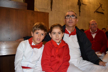 El Coro Rociero Senda Ancha dio un año más la bienvenida a la Navidad a ritmo de villancicos con su tradicional festival en la iglesia parroquial el pasado 22 de diciembre. Como prolegómeno, se celebró una misa rociera que fue amenizada por el coro organizador de esta cita. El festival tenía como objetivo recaudar ropa y juguetes para la campaña ?Yo soy solidario?, de la Fundación Cáritas.