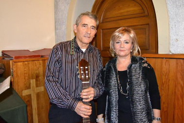 El Coro Rociero Senda Ancha dio un año más la bienvenida a la Navidad a ritmo de villancicos con su tradicional festival en la iglesia parroquial el pasado 22 de diciembre. Como prolegómeno, se celebró una misa rociera que fue amenizada por el coro organizador de esta cita. El festival tenía como objetivo recaudar ropa y juguetes para la campaña ?Yo soy solidario?, de la Fundación Cáritas.