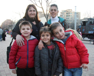Cientos de niños de Tudela salieron a la calle para recibir a Papa Noel en el tradicional recibimiento que organizan las Apymas de los colegios Elvira España y Griseras. El acto sirvió para anticipar la llegada de la Navidad y llenar de colorido y villancicos las calles con las dos magníficas carrozas preparadas por los colegios, la carroza de las chuches de Griseras, que repartió centenares de caramelos, y la carroza con Papa Noel, realizada en el colegio Elvira España y que, en esta edición, estrenó un nuevo diseño.