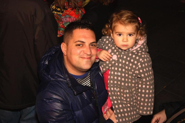Cientos de niños de Tudela salieron a la calle para recibir a Papa Noel en el tradicional recibimiento que organizan las Apymas de los colegios Elvira España y Griseras. El acto sirvió para anticipar la llegada de la Navidad y llenar de colorido y villancicos las calles con las dos magníficas carrozas preparadas por los colegios, la carroza de las chuches de Griseras, que repartió centenares de caramelos, y la carroza con Papa Noel, realizada en el colegio Elvira España y que, en esta edición, estrenó un nuevo diseño.
