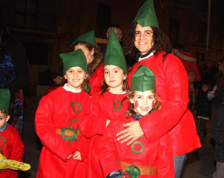 Cientos de niños de Tudela salieron a la calle para recibir a Papa Noel en el tradicional recibimiento que organizan las Apymas de los colegios Elvira España y Griseras. El acto sirvió para anticipar la llegada de la Navidad y llenar de colorido y villancicos las calles con las dos magníficas carrozas preparadas por los colegios, la carroza de las chuches de Griseras, que repartió centenares de caramelos, y la carroza con Papa Noel, realizada en el colegio Elvira España y que, en esta edición, estrenó un nuevo diseño.