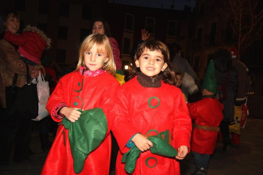 Cientos de niños de Tudela salieron a la calle para recibir a Papa Noel en el tradicional recibimiento que organizan las Apymas de los colegios Elvira España y Griseras. El acto sirvió para anticipar la llegada de la Navidad y llenar de colorido y villancicos las calles con las dos magníficas carrozas preparadas por los colegios, la carroza de las chuches de Griseras, que repartió centenares de caramelos, y la carroza con Papa Noel, realizada en el colegio Elvira España y que, en esta edición, estrenó un nuevo diseño.