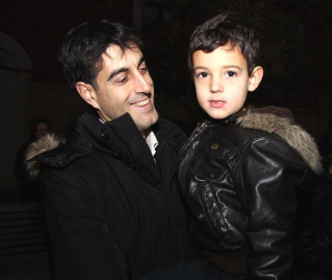 Cientos de niños de Tudela salieron a la calle para recibir a Papa Noel en el tradicional recibimiento que organizan las Apymas de los colegios Elvira España y Griseras. El acto sirvió para anticipar la llegada de la Navidad y llenar de colorido y villancicos las calles con las dos magníficas carrozas preparadas por los colegios, la carroza de las chuches de Griseras, que repartió centenares de caramelos, y la carroza con Papa Noel, realizada en el colegio Elvira España y que, en esta edición, estrenó un nuevo diseño.