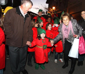 Cientos de niños de Tudela salieron a la calle para recibir a Papa Noel en el tradicional recibimiento que organizan las Apymas de los colegios Elvira España y Griseras. El acto sirvió para anticipar la llegada de la Navidad y llenar de colorido y villancicos las calles con las dos magníficas carrozas preparadas por los colegios, la carroza de las chuches de Griseras, que repartió centenares de caramelos, y la carroza con Papa Noel, realizada en el colegio Elvira España y que, en esta edición, estrenó un nuevo diseño.