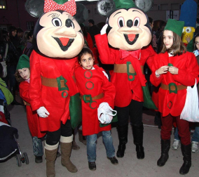 Cientos de niños de Tudela salieron a la calle para recibir a Papa Noel en el tradicional recibimiento que organizan las Apymas de los colegios Elvira España y Griseras. El acto sirvió para anticipar la llegada de la Navidad y llenar de colorido y villancicos las calles con las dos magníficas carrozas preparadas por los colegios, la carroza de las chuches de Griseras, que repartió centenares de caramelos, y la carroza con Papa Noel, realizada en el colegio Elvira España y que, en esta edición, estrenó un nuevo diseño.