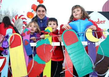 Cientos de niños de Tudela salieron a la calle para recibir a Papa Noel en el tradicional recibimiento que organizan las Apymas de los colegios Elvira España y Griseras. El acto sirvió para anticipar la llegada de la Navidad y llenar de colorido y villancicos las calles con las dos magníficas carrozas preparadas por los colegios, la carroza de las chuches de Griseras, que repartió centenares de caramelos, y la carroza con Papa Noel, realizada en el colegio Elvira España y que, en esta edición, estrenó un nuevo diseño.
