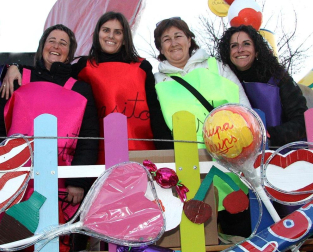 Cientos de niños de Tudela salieron a la calle para recibir a Papa Noel en el tradicional recibimiento que organizan las Apymas de los colegios Elvira España y Griseras. El acto sirvió para anticipar la llegada de la Navidad y llenar de colorido y villancicos las calles con las dos magníficas carrozas preparadas por los colegios, la carroza de las chuches de Griseras, que repartió centenares de caramelos, y la carroza con Papa Noel, realizada en el colegio Elvira España y que, en esta edición, estrenó un nuevo diseño.