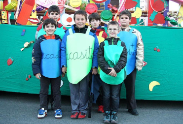Cientos de niños de Tudela salieron a la calle para recibir a Papa Noel en el tradicional recibimiento que organizan las Apymas de los colegios Elvira España y Griseras. El acto sirvió para anticipar la llegada de la Navidad y llenar de colorido y villancicos las calles con las dos magníficas carrozas preparadas por los colegios, la carroza de las chuches de Griseras, que repartió centenares de caramelos, y la carroza con Papa Noel, realizada en el colegio Elvira España y que, en esta edición, estrenó un nuevo diseño.